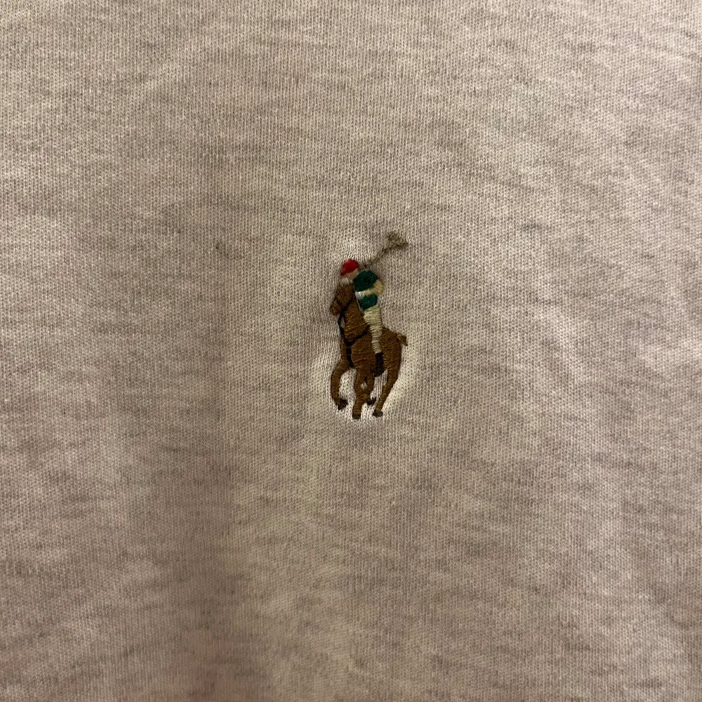 Beige Ralph Lauren Piké i mycket bra skick! Väldigt skönt material!. T-shirts.