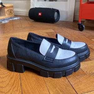 Loafers - Svartvita loafers, använda 2-3 gånger men dem är förstora för mig!