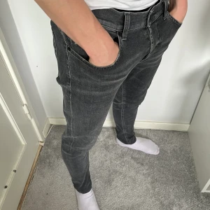 Dondup jeans George - Hej! Säljer nu dessa sjukt snygga dondup jeans som är perfekta till våren och sommaren | Trendigaste och mest eftertraktade färgen på marknaden! | Storlek 34, sitter som 32/33 | Skick: 10/10 | Ny pris: 3800 kr, Säljs för 1199 kr
