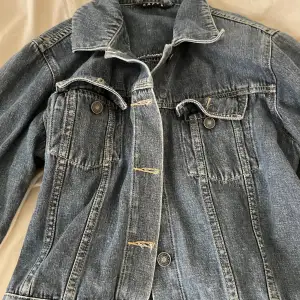 Skit snygg vintage jeans jacka som ej kmr till användning då jag har en lika dan 🤗 storlek L men passar mig som har S. Pris kan diskuteras! 