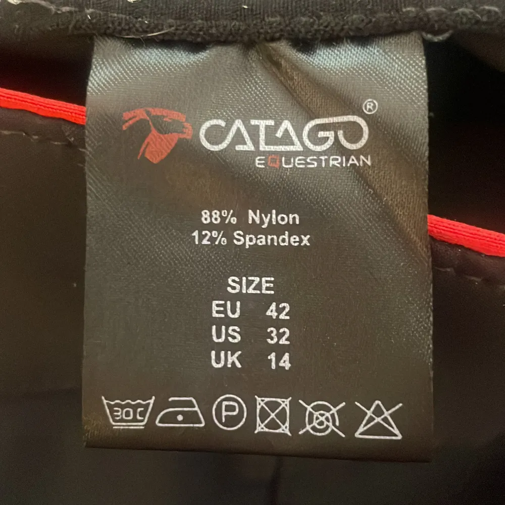 Helt nya catago ridbyxor bara testade säljer för 800 pris kan diskuteras💕skriv för fler bilder💕. Jeans & Byxor.