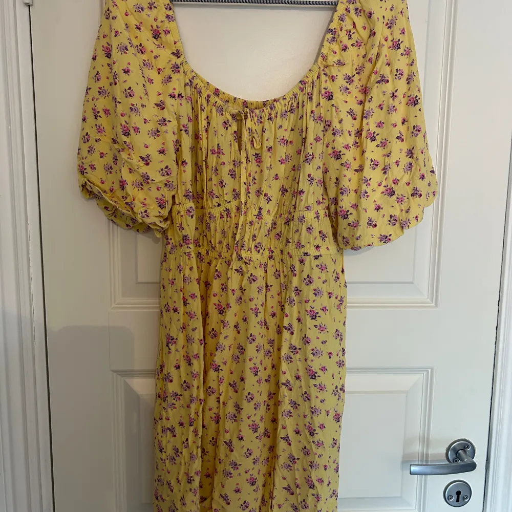 Blommig gul klänning, så fin. Passar perfekt till sommaren! Använd 1 gång💛. Klänningar.