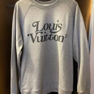 Säljer nu min pappas Louis vitton tröja! Använd ett fåtal gånger inga skavanker skick 10/10. Äkta såklart men tyvärr så har han tappat bort kvitto men han köpte de i Tyskland i Frankfurt. Storleken är xxl men passar L Vid intresse hör gärna av dig!! 