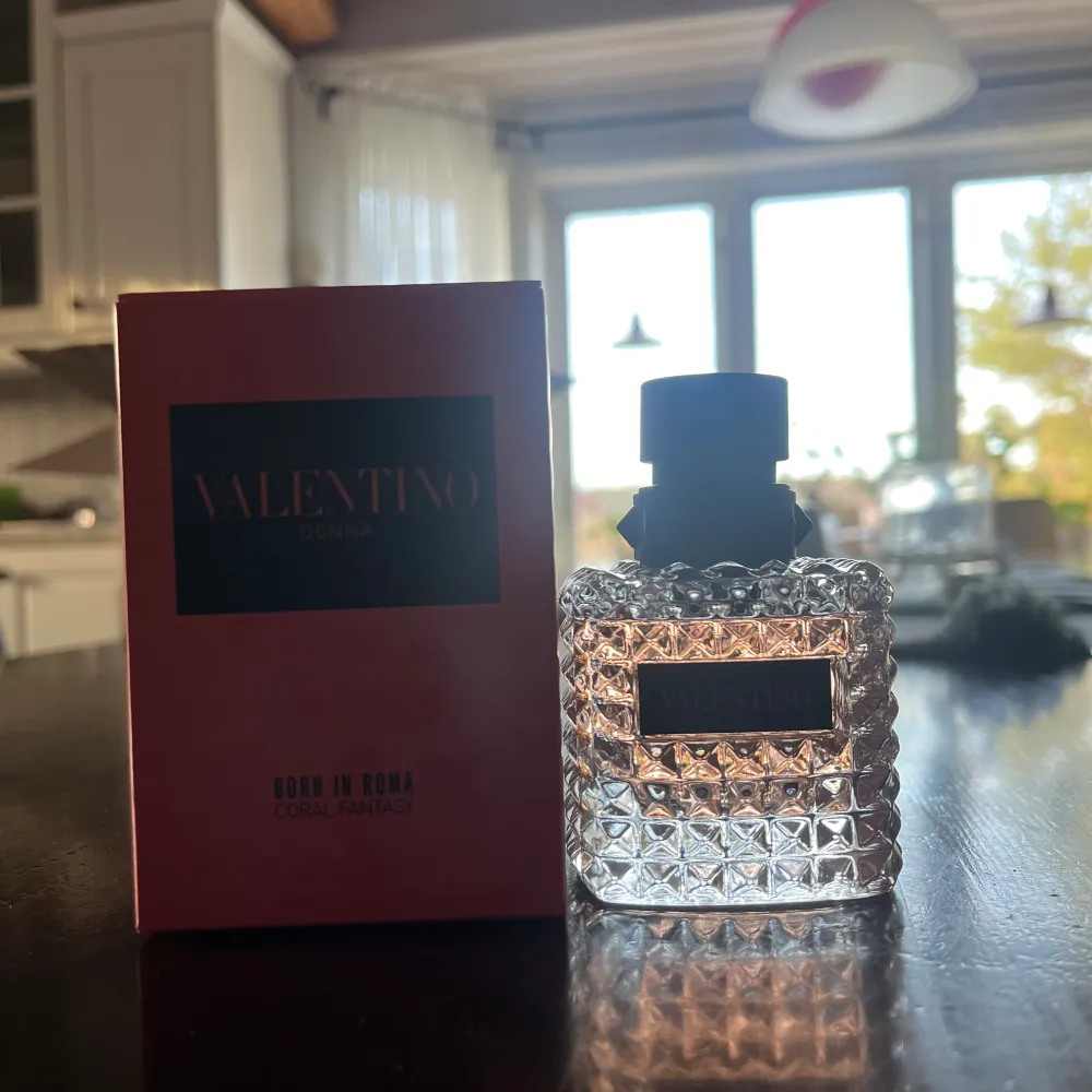 Valentino parfym born in Roma coral fantasy Köpte fel lukt så därför ja säljer Endast tagit ett sprut  Nypris 1100kr . Övrigt.