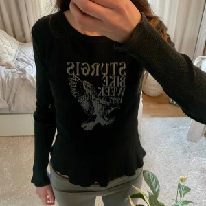 Svart örn tröja  - Säljer denna super fina tröja från brandy Melville som jag köpte för något år sedan! Använt få tal gånger🥰pris går alltid att diskutera💕