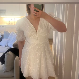 Säljer slut såld klänning från adoore  - Säljer denna då den är för liten för mig bara testad som ny med pris lapp kvar  Den är i storlek 40 men skulle säga att den är väldigt liten i storleken  Pris kan diskuteras  🫶🏼