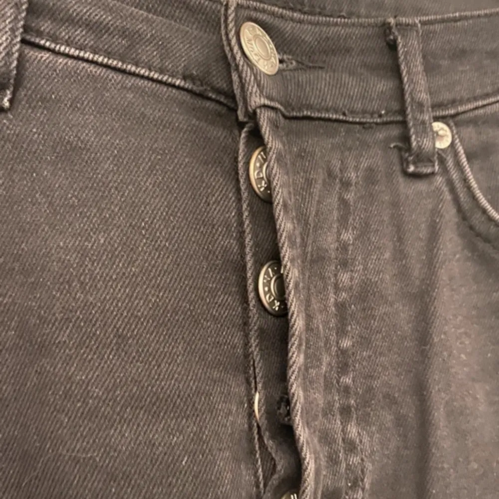 Använda men fortfarande i gott skick  Ca 67cm innerbenslängd, för korta för mig som är 175cm. Lite mom-jeans stil . Jeans & Byxor.