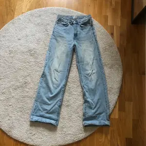  sköna och snygga jeans som tyvärr inte kommer till användning längre.  Dom är i från lager 157 i storlek XS (skulle säga att dom sitter som S) kan tänka mig att gå ner i pris😁 Frågor/bilder skriv🤗❤️