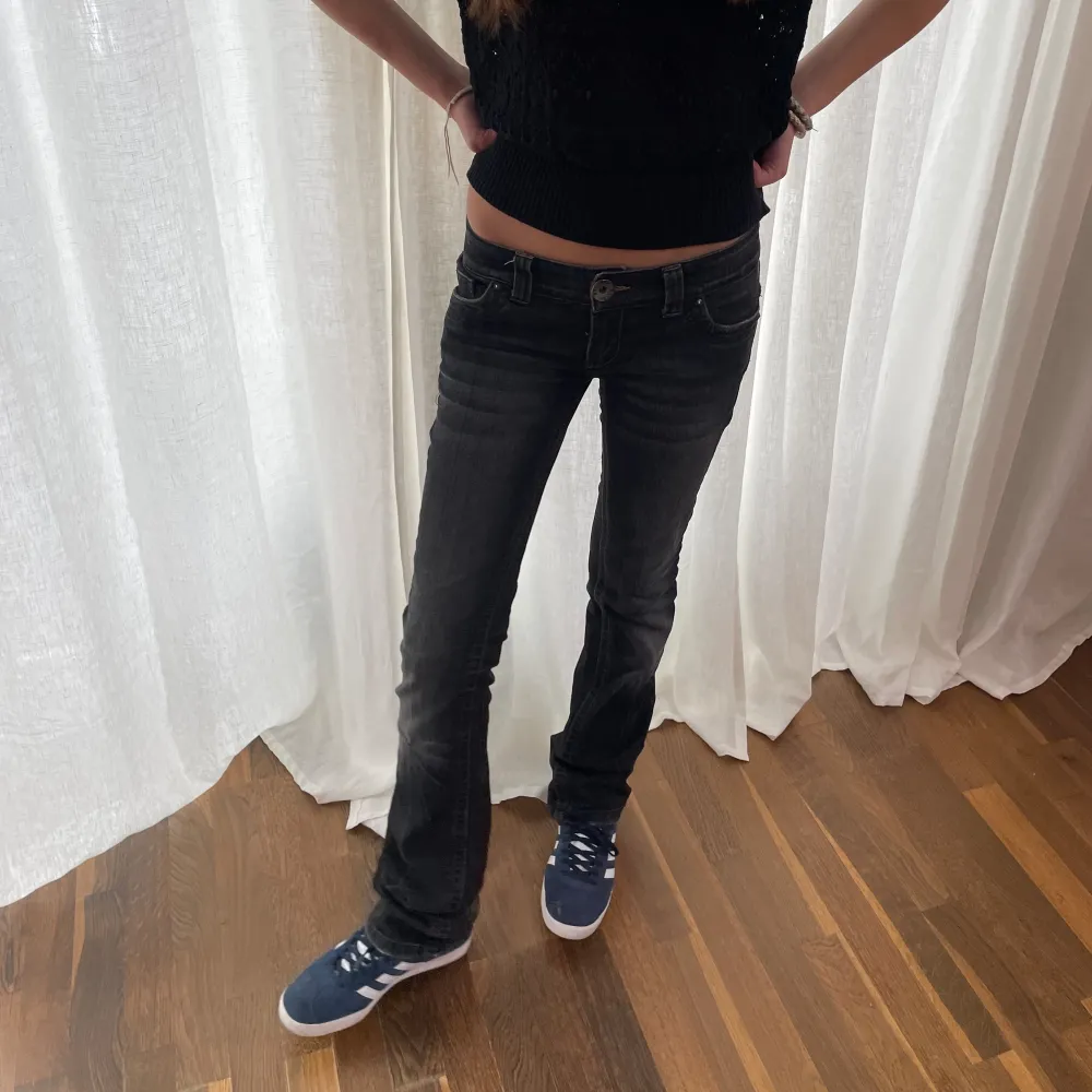 Lågmidjade jeans Modellen på bilden: 170cm bär vanligtvis xs/s Midjemått: 37cm x 2 Innerbenslängd: 89 cm. Jeans & Byxor.