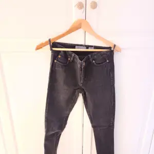 Svarta  Strechiga jeans Stl 32 Inköpta på cubus Topp skick Aldrig använda 