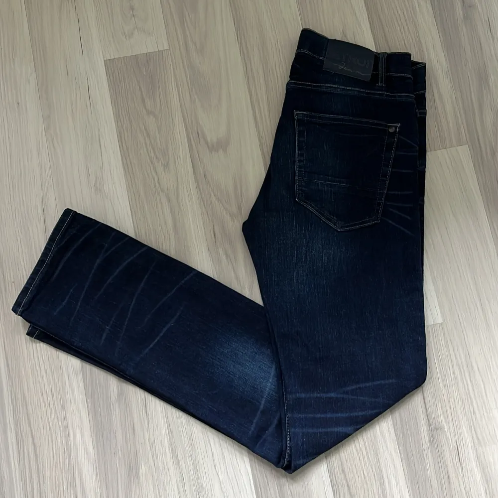 Hej! Säljer nu dessa riktigt snygga jeansen från Lindex! Riktigt fint skick och är knappast använda 😁riktigt snygg tvättning (ränderna och färgen). Inga defekter, färg: navy/marinblå, passar dig som är 164/170 cm. Passar till det mesta! Mvh Dompa 🤝. Jeans & Byxor.