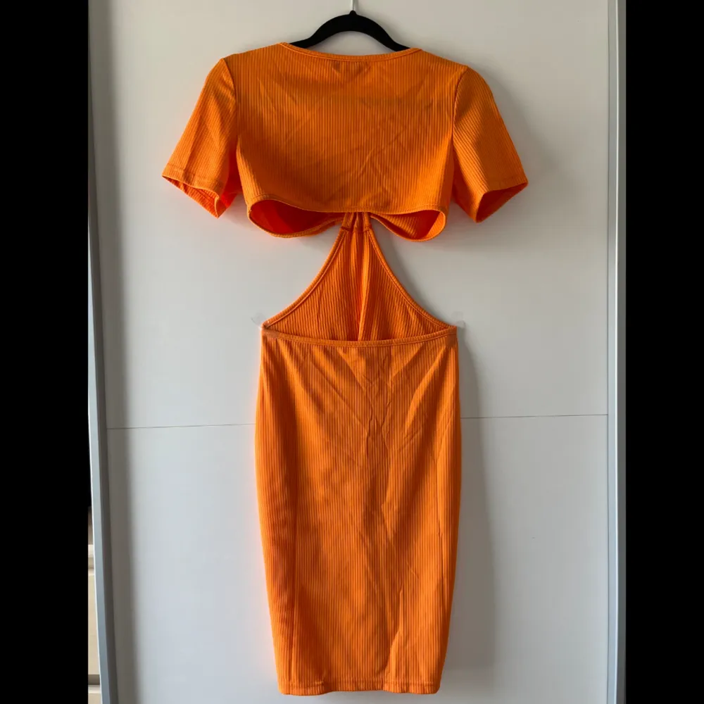 Orange midi cutout klänning från Shein. Köptes våren 2023 men har aldrig använts. Jätte bra skick. Obs. Kan tvättas och strykas om önskas 🤗. Klänningar.