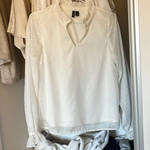 Vit blus  - Säljer denna fina vita blusen💕fin t sommaren!