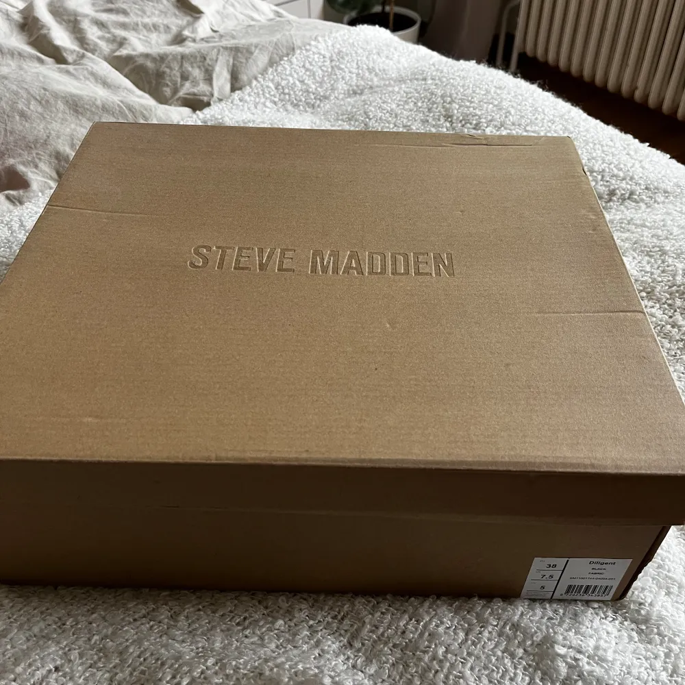 Klackar från Steve madden, använda 1 gång. Säljer då de är för stora för mig. Extra stenar och originalförpackning finns kvar. (10,5cm klack). Skor.