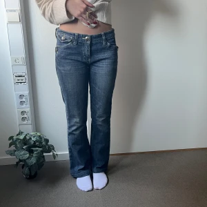 Jeans  - Midjemått( rätt över): 38cm  Inerbenslängd: 69cm   Köp dem via ”KÖP NU” eller Swish  