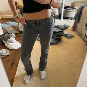 Lee jeans - Utförsäljning!!  Midjemått(rätt över): 44 cm Innerbenslängd: 77 cm Modellen är: 170 cm  Skriv om ni har några frågor💗//Perfectjeans