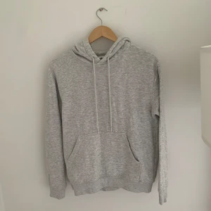 Grå hoodie - Jättefin, knappt använt och passar till allt!!