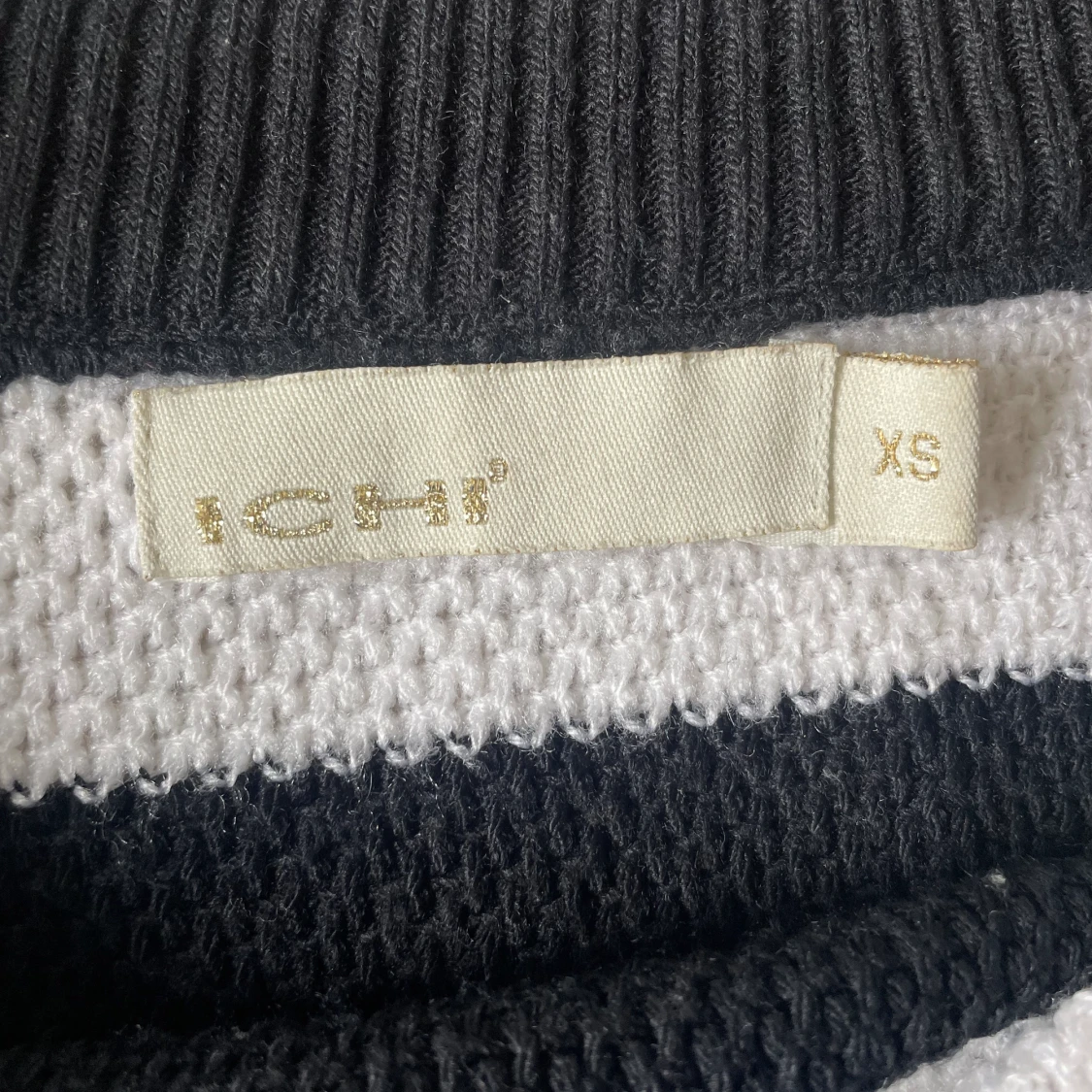 Cool stickad off the shoulder  - 90