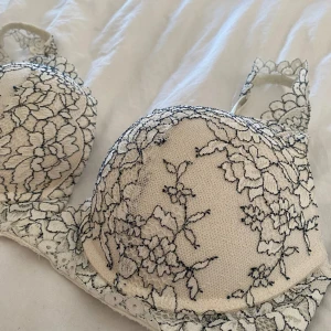 Intimissimi bh - Bh från intimissimi som heter Mia lace desire super push up bra. Säljer då den är för stor, nypris ca 650kr.
