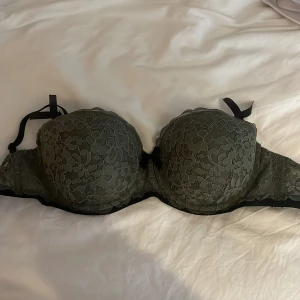 Bh  - Superfin grön bh, storlek 80B 