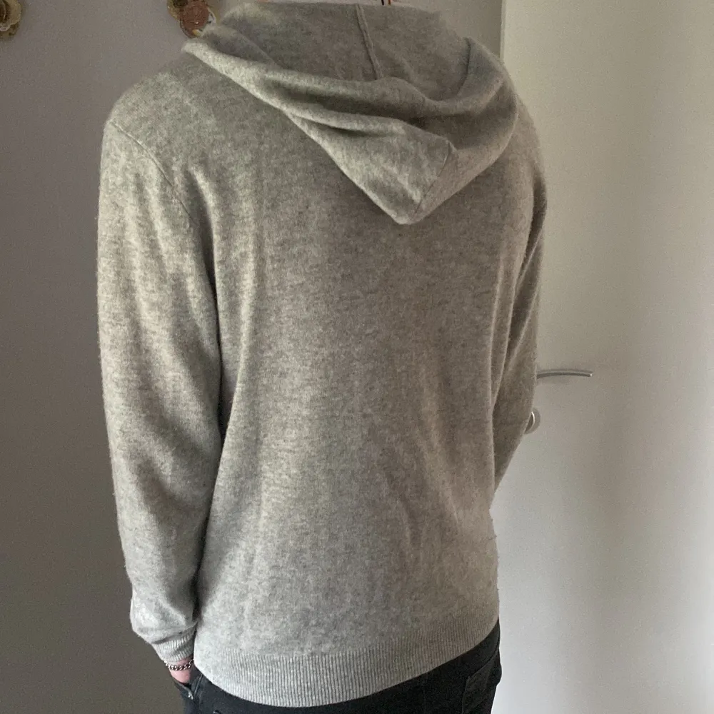 Säljer en John Henric Cashmere hoodie som är köpt på NK är i mycket bra skick och inga skador eller defekter på den . Hoodies.