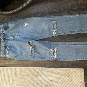 Helt oanvända jeans!  - Skit snygga högmidjade jeans i storlek 34/xs   Aldirg använt enbart testade! Från missguided 