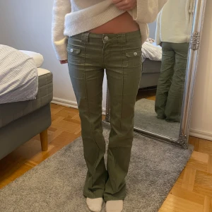 Gröna H&M jeans - Säljer dessa populära hm jeansen i strlk 36, passar mig bra som vanligtvis har 34