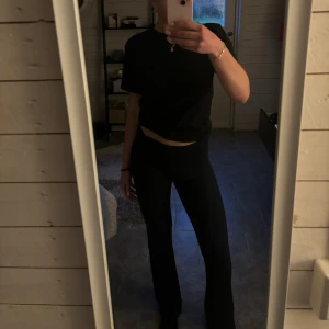 Laget 157 yoga pants  - Säljer mina yoga pants som man viker ner i storlek S då de är för stora för mig i midjan! Jag är 173 och de går hela vägen ner på mig. Skriv vid frågor!