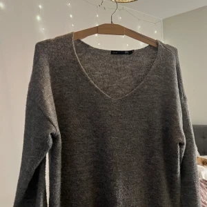 Stickad V ringad tröja  - Stickad tröja från lager 157 som bara hänger i garderoben och används inte, köpt för 150kr 