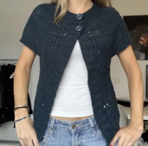 Stickad bolero/kofta - Säljer denna söta stickade bolero/kofta fast i grå🩷Bilderna är lånade så skriv om du vill ha egna🩷