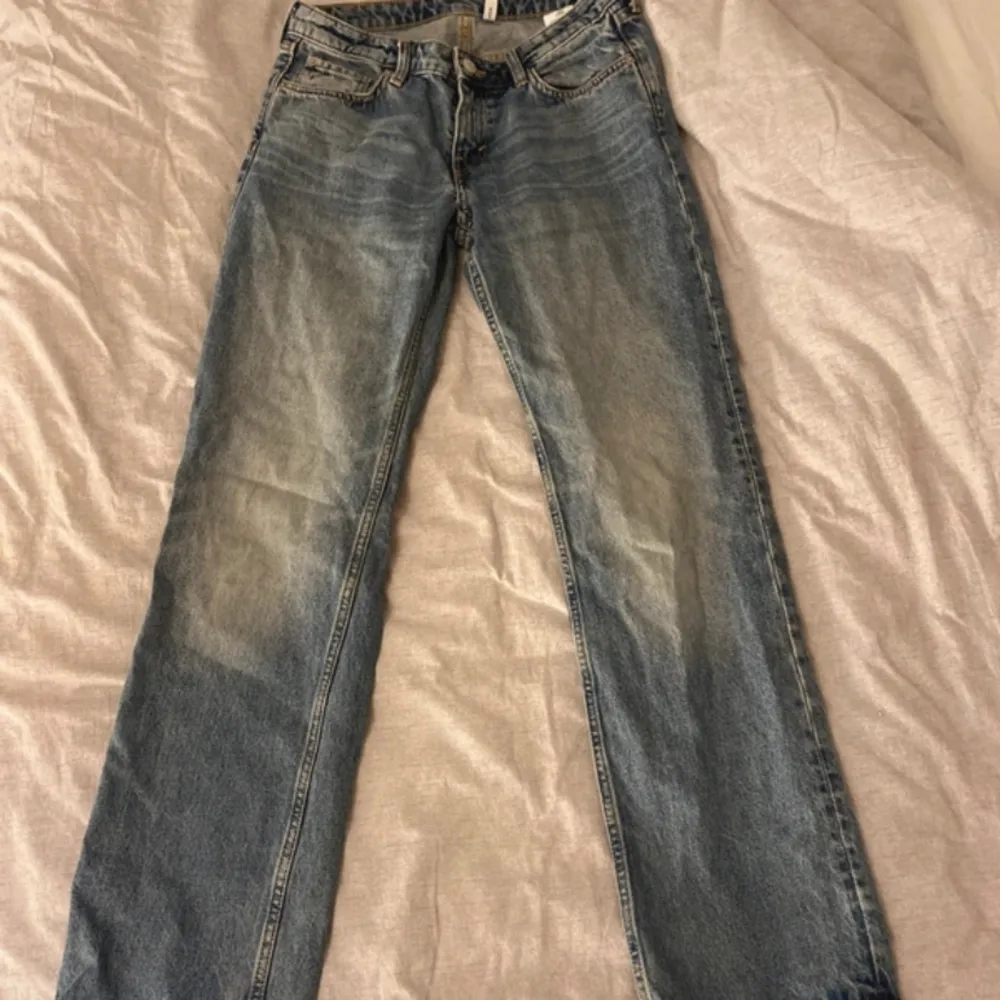 Fina lågmidjade weekday jeans i stl W27/L32 ”Arrow low straight jeans” Ursprungspris 590kr. Jeans & Byxor.
