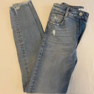 Blåa högmidjade zara jeans i stolek 34. Aldrig använt då dom är för små. Ganska stretchiga i materialet. Ny skick