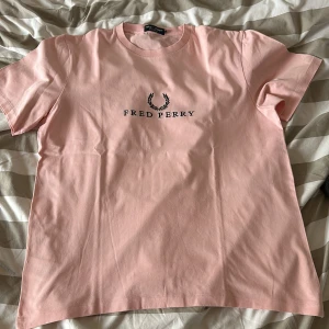 Fred Perry T-shirt  - Bra skick sparsamt använd