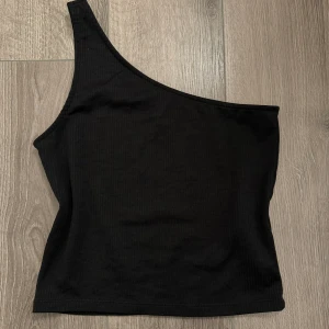 One shoulder dress - från gina tricot 