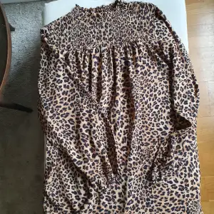 Klänning/tunika i storlek XL i leopardmönster.