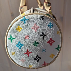 Retro handväska  - Y2K väska Secondhand I mycket fint skick  För flera bilder hör av dig  Obehandlad fläckar förkommer dock!