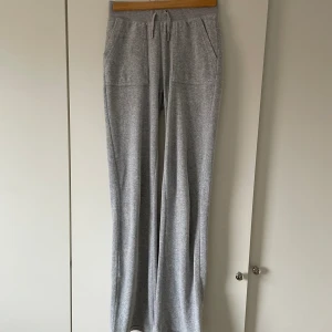 Juice byxor  - Säljer dessa byxor ifrån Juicy då jag inte använder dom längre. Ena snörets metall sak sitter löst och ramlar av ibland.