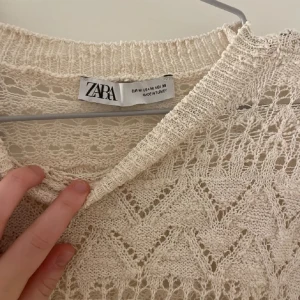 Spets/trendig topp tröja, beige - Säljer min zara tröja som är väldigt populär då jag inte känner att det är min stil bra skicka storlek M passar mindre också pris går att diskutera