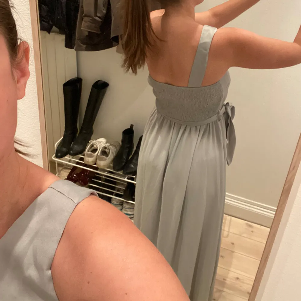 One shoulder klänning 👗   Använd vid ett tillfälle vid bal. Superfin!   Märke: Little mistress London . Klänningar.