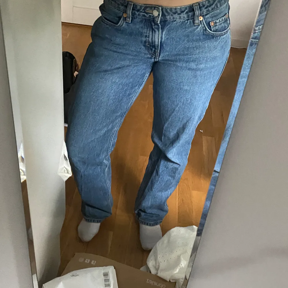 Säljer ett par mörkblå jeans från Weekday.  De är i modellen ”Arrow Low Straight Jeans”  Och i storlek 29/32. Skicket är bra, köptes i julas men har inte använts sådär jättemycket. Nypris är 590 kr och storleksguide finns på hemsidan. . Jeans & Byxor.