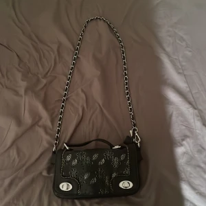 Vintage axelremsväska  - Denna väskan är en assnygg axelremsväskan för de som gillar vintage saker. Den är i bra kondition. PRISET KAN DISKUTERAS OCH FRAKTEN STÅR DU FÖR