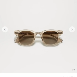 Chimi 02 - Chimi 02 Ecru. Säljer då jag har köpt nya i 08. Märker knappt att de är använda, endast någon liten repa men de syns inte. Skriv för fler bilder. Låda finns med. !!!Nypris 1350kr!!!