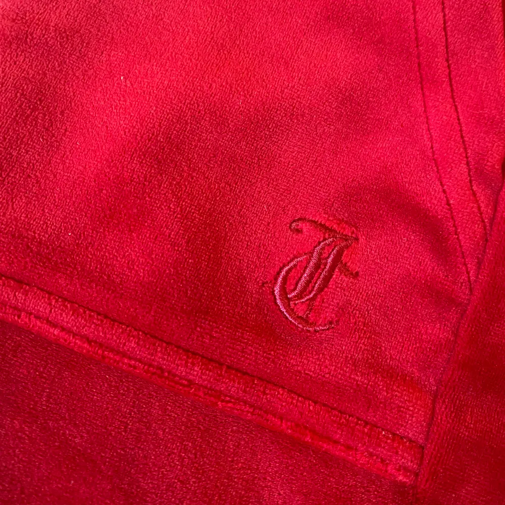 Säljer mina röda juicy byxor då dem inte kommer till användning, det är bra skick💓de är från Nelly! Men är slutsålda där just nu💓 köpta för 1100kr men säljer för 600💓 skriv privat om du har funderingar eller vill ha fler bilder💓. Jeans & Byxor.