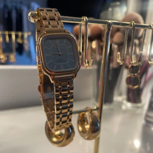 Klocka - Skit snygg klocka aldrig använd så i nyskick!!💕💕