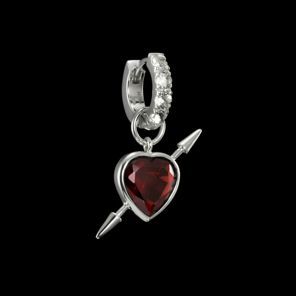 Rebel Love Earring i silver med månstenar och en röd granat!  Fint skick, silvret kan behövas putsas upp lite för att få lite glans tillbaka. (NYPRIS 5495kr). Accessoarer.
