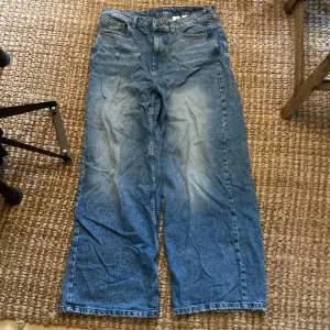 Säljer nu ett par collusion jeans med väldigt stor passform, köpta för ungefär ett halvår sen och har ungefär 8/10 kvalitet😎