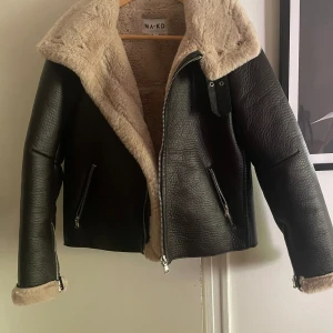 Jacka från NA-KD - Pilotjacka från NA-KD. Använd en gång, som ny i skicket. Normal passform. 