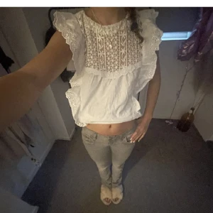 mango blus - säkher då den inte kommer till användning längre. har några fläckar därav priset, och en krage men det går att vika ner. storlek s men passar också xs!! kom med prisförslag!💞💞(lånade bilder, skriv för egna)