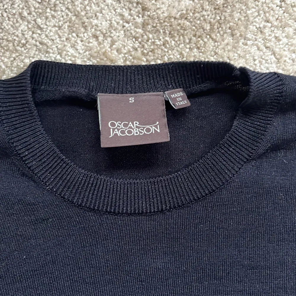 Riktigt snygg Oscar Jacobson sweatshirt i merino ull, storlek s. Skick 9/10, inga defekter. Köpt på NK för 1500, säljer nu för 750.. Tröjor & Koftor.