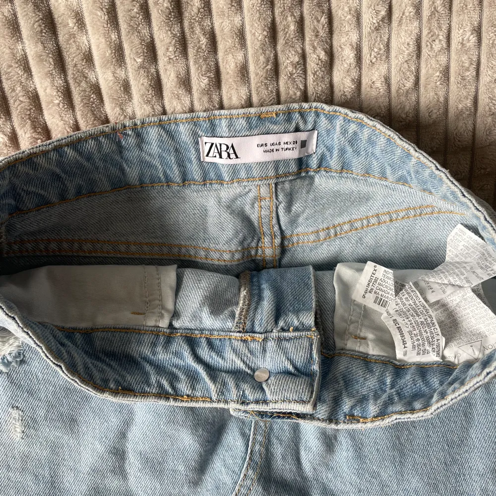 Ljusblå mid/low waist jeans kjol ifrån Zara, köptes förra året men har inte kommit till använding, slitningarna är en del av designen. Pris kan diskuteras . Kjolar.